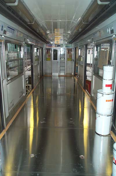 Vagón de tren con paneles de aluminio en el suelo hechos por Alfipa.